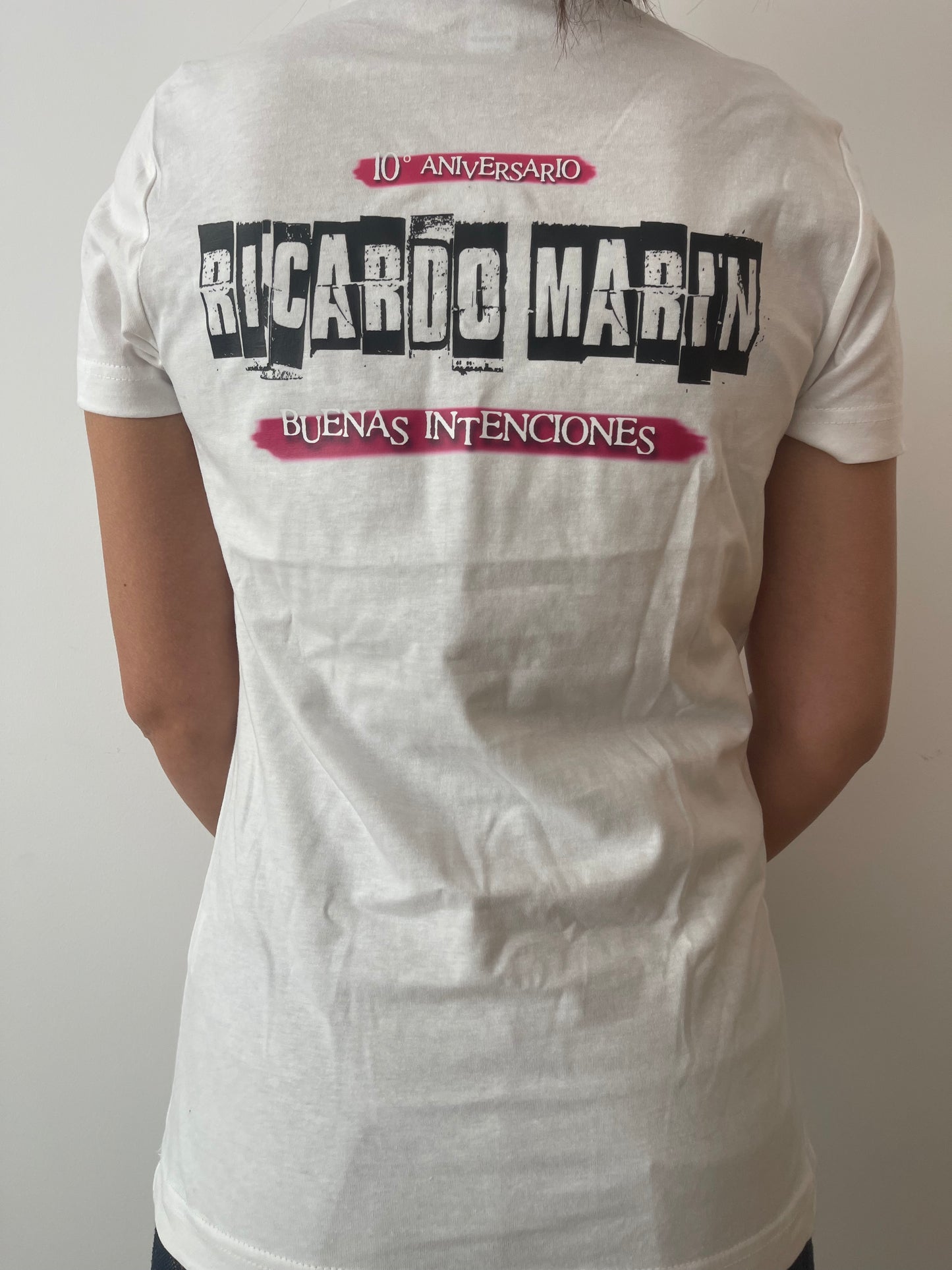 Camiseta Mujer 10º aniversario Buenas Intenciones de RICARDO MARÍN BLANCA